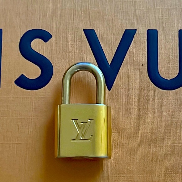 EUC LV PADLOCK AND KEY BRASS GOLD # 317 - Picture 2 of 9